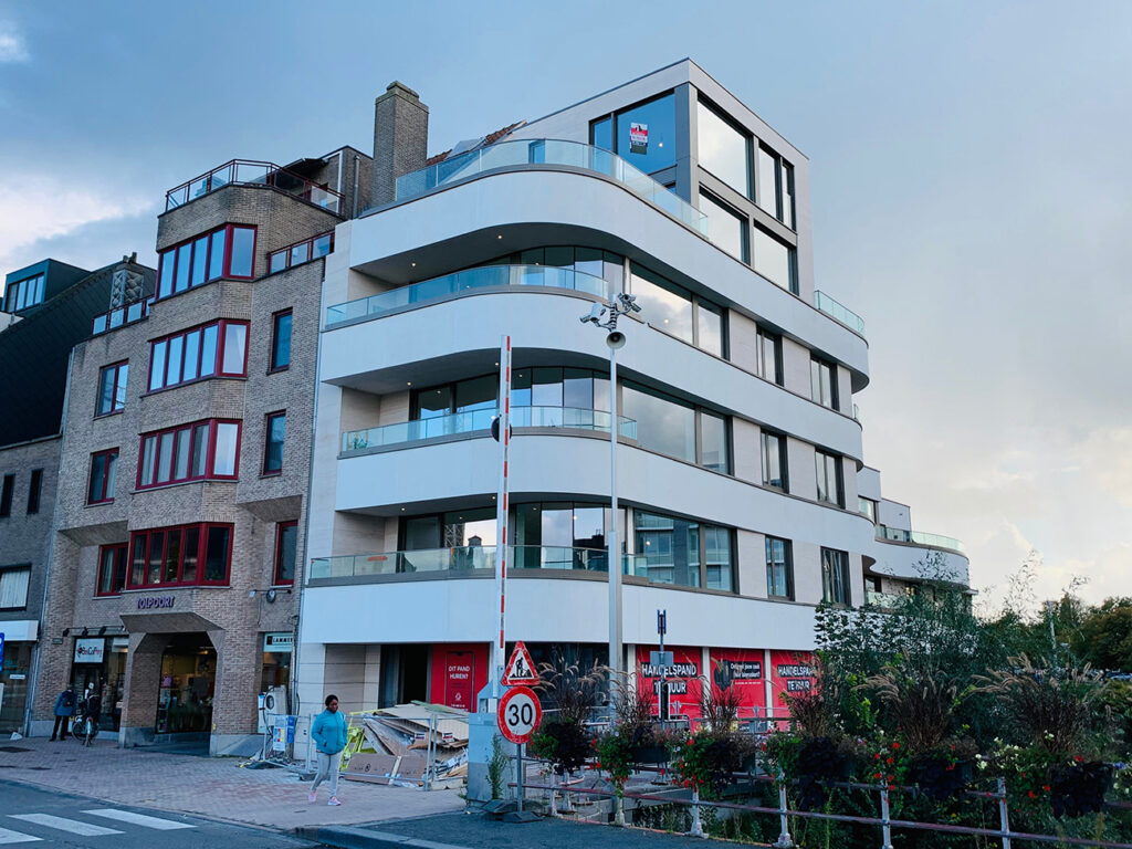 Moderne architectuur met glooiende vormen op zichtlocatie