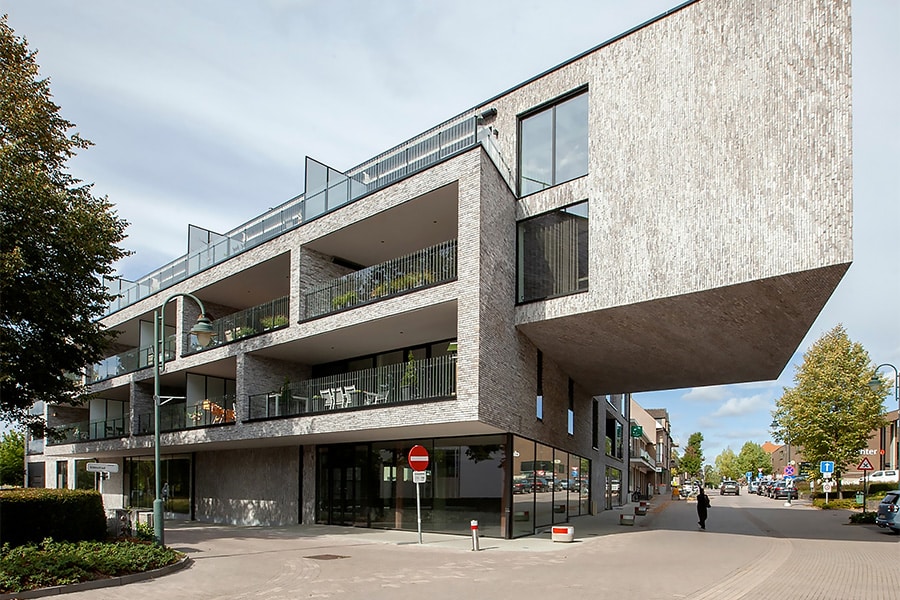 Zwevend volume over straat eyecatcher van nieuw woonproject aan dorpsplein Opglabbeek