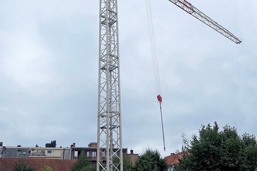 “De ideale torenkraan voor zwaar werk op moeilijk bereikbare plaatsen”