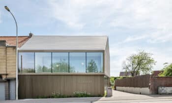Monolithisch volume met speelse contouren en warme afwerking 11