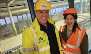 Vlaams minister van Leefmilieu, Zuhal Demir, bezoekt het bedrijf West Fraser 12
