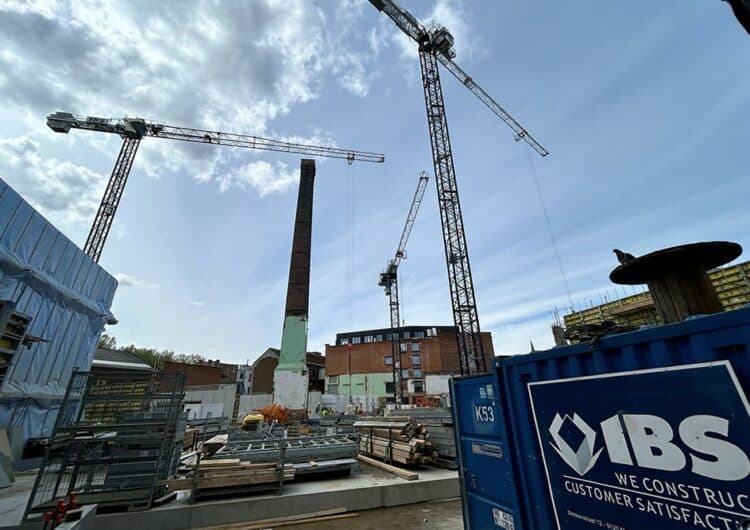 3 flat-top-kranen voor bouw The Bunch in Antwerpen 2