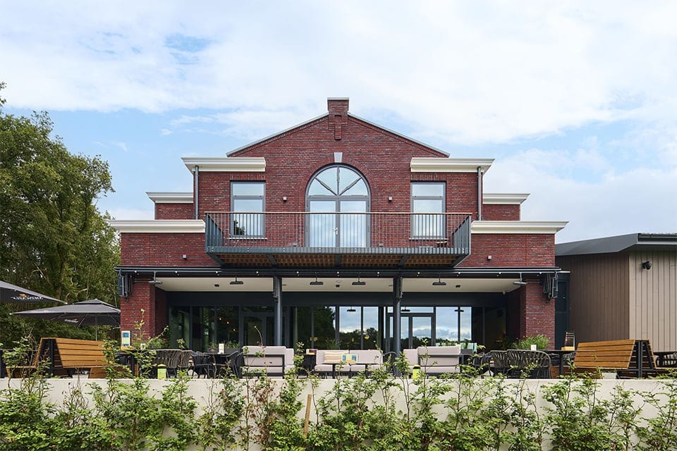 Unieke manege met twee verdiepen met aluminium raamsystemen