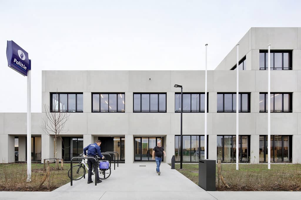 Prefabbeton als symbool voor neutraliteit en waardigheid