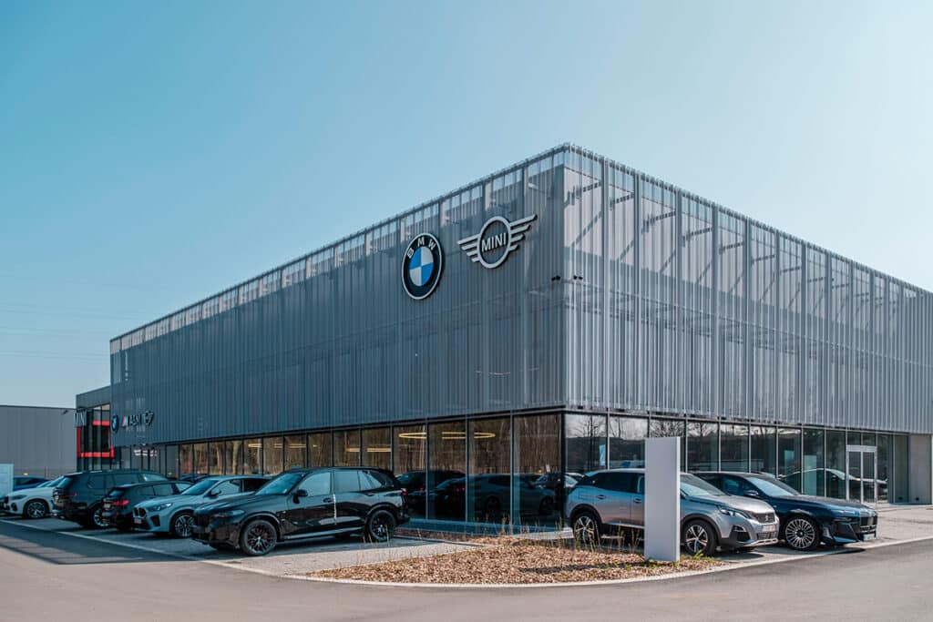 Warme showroombeleving in een industriële jas