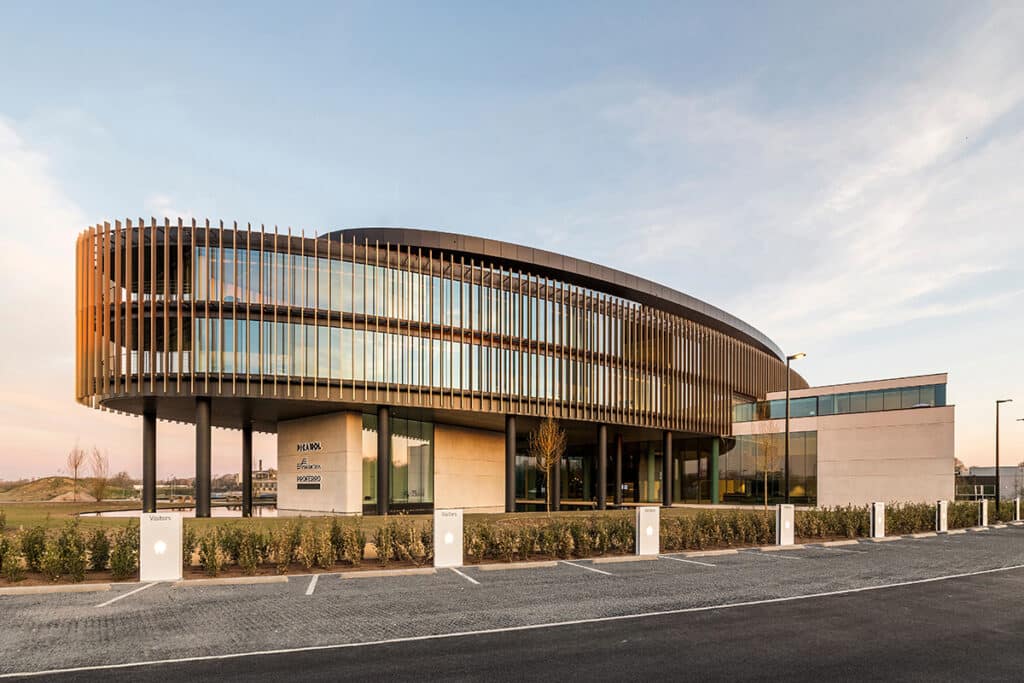 Architectuur en landschap verweven tot symbolisch landmark