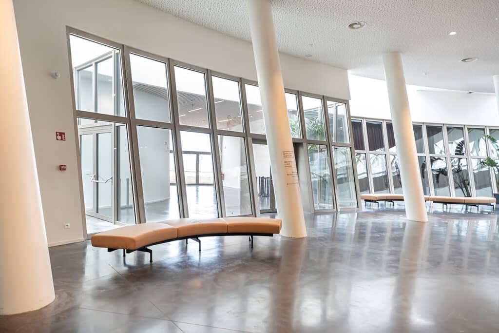 EI1-conform binnenschrijnwerk combineert brandveiligheid met transparantie en esthetiek