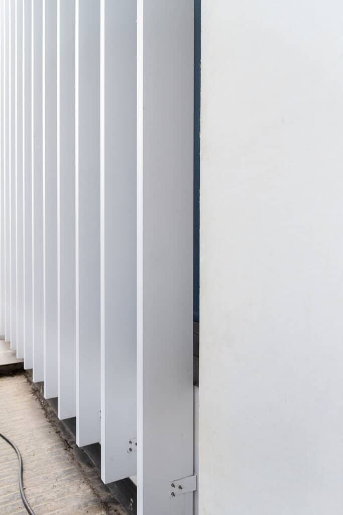 Architecturale eenheid dankzij muurroosters en vaste zonwering 4