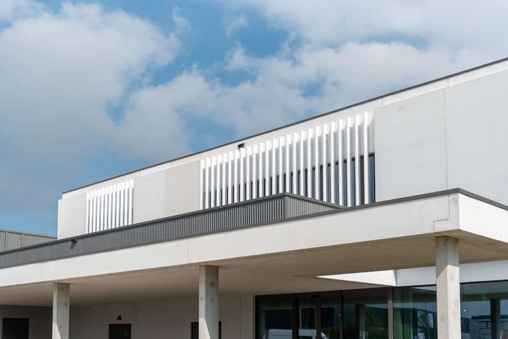 Architecturale eenheid dankzij muurroosters en vaste zonwering 3