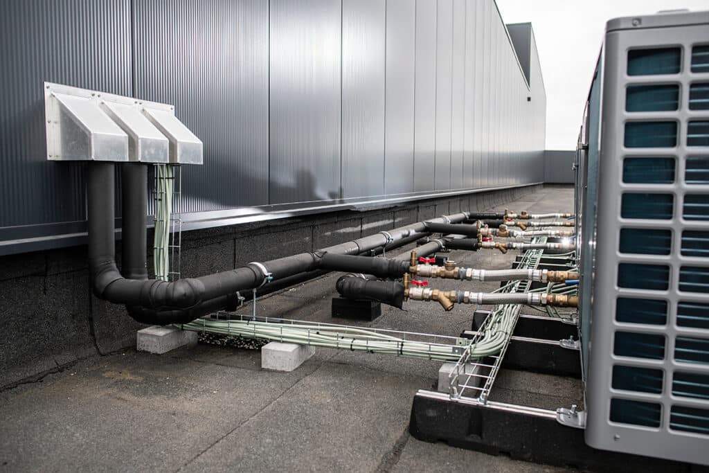 Cascadeopstelling garandeert bedrijfszekerheid van monoblocwarmte-pompen in logistiek centrum 1
