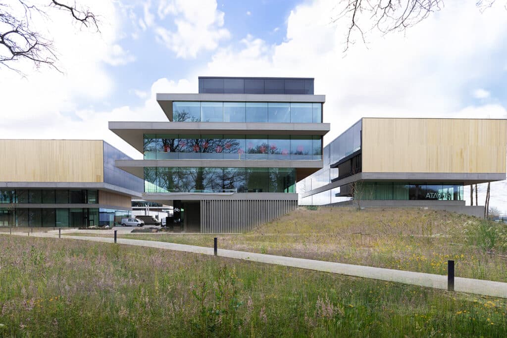 Hypermodern Business- en Meetingcentrum langs de E40 1