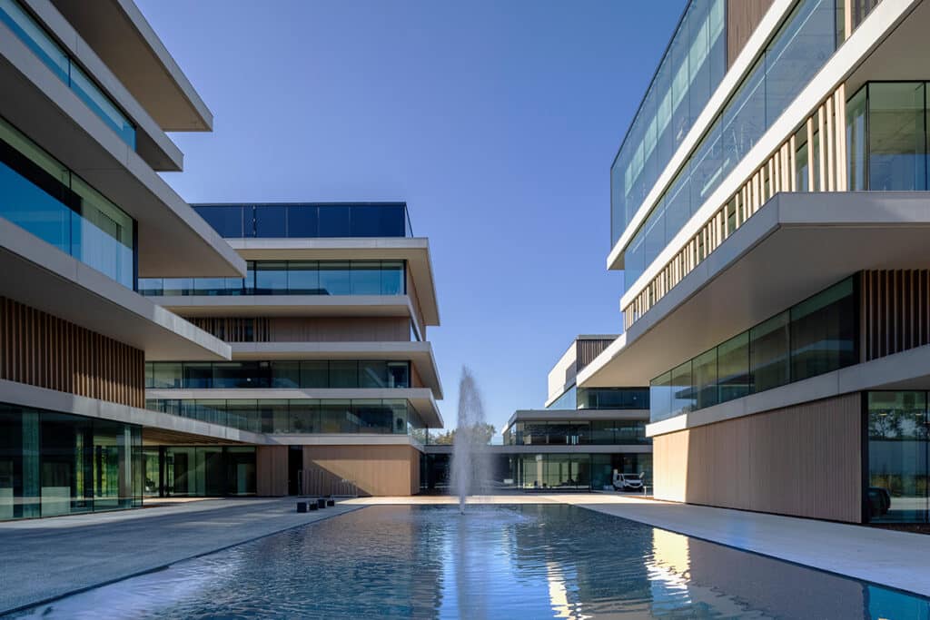 Hypermodern Business- en Meetingcentrum langs de E40 3