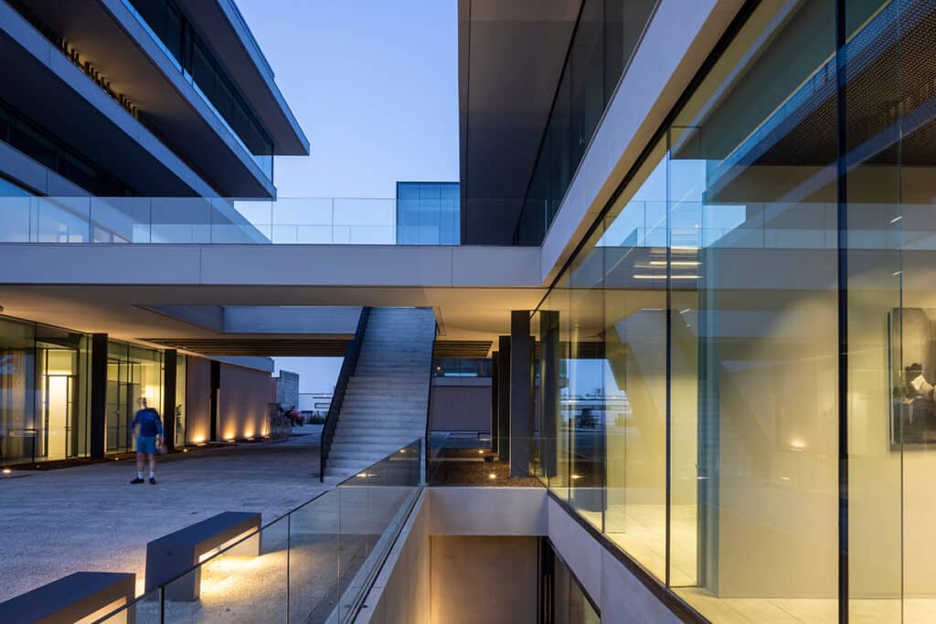 Hypermodern Business- en Meetingcentrum langs de E40 4