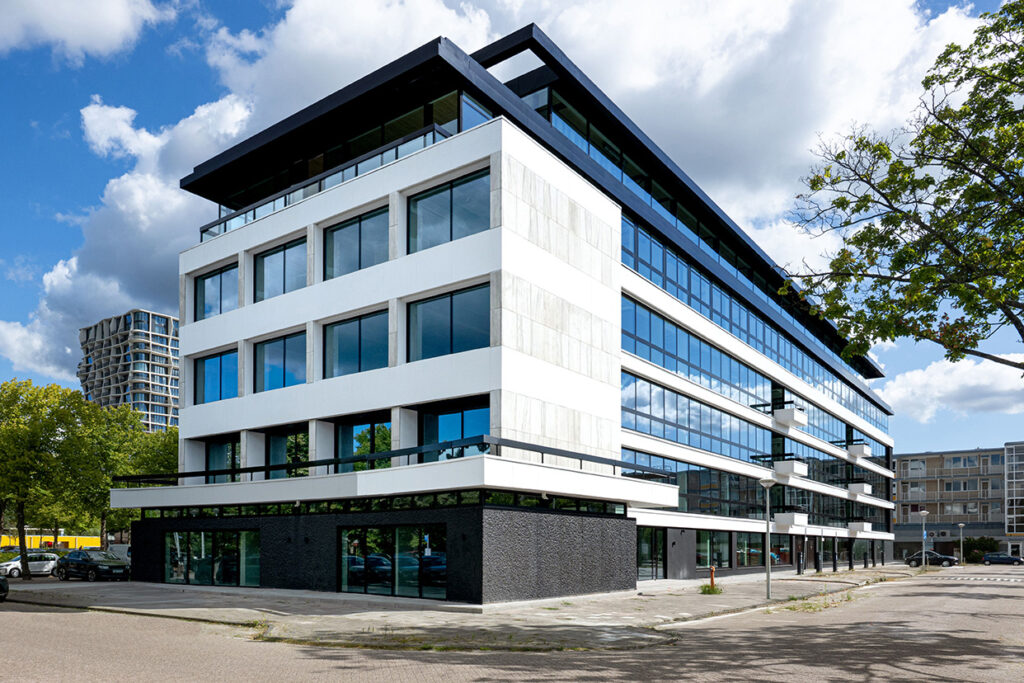 Aluminium ramen geven gevelrenovatie van ‘The Lobby’ een moderne uitstraling 1