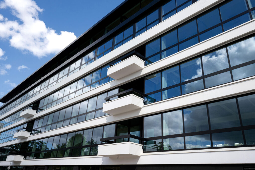 Aluminium ramen geven gevelrenovatie van ‘The Lobby’ een moderne uitstraling 2