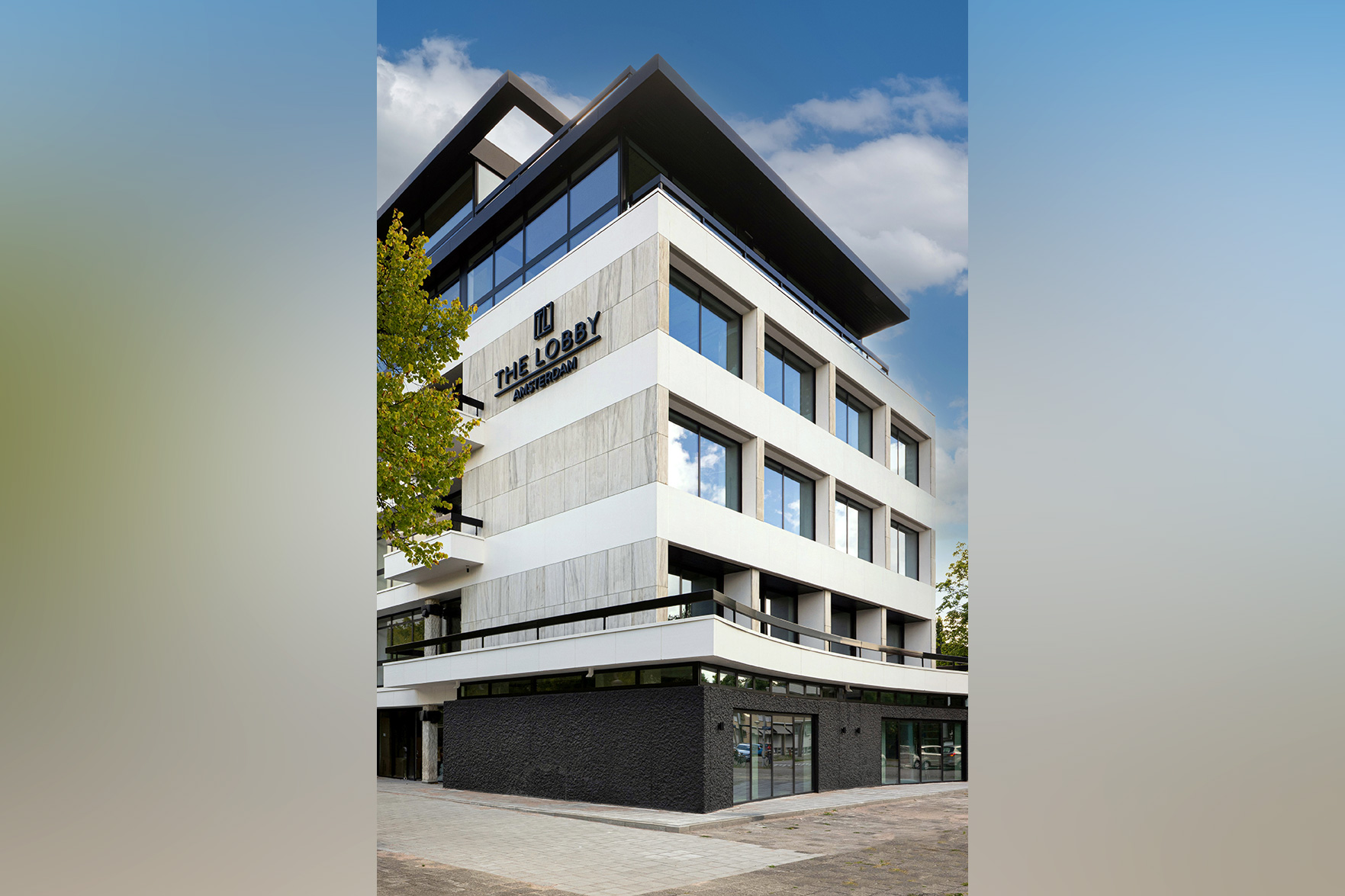 Aluminium ramen geven gevelrenovatie van ‘The Lobby’ een moderne uitstraling 2