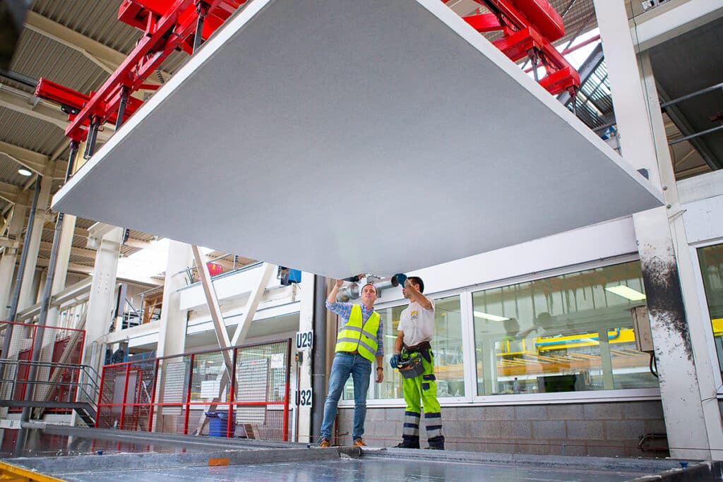 Duurzame betonwanden in een moderne productiehal 1