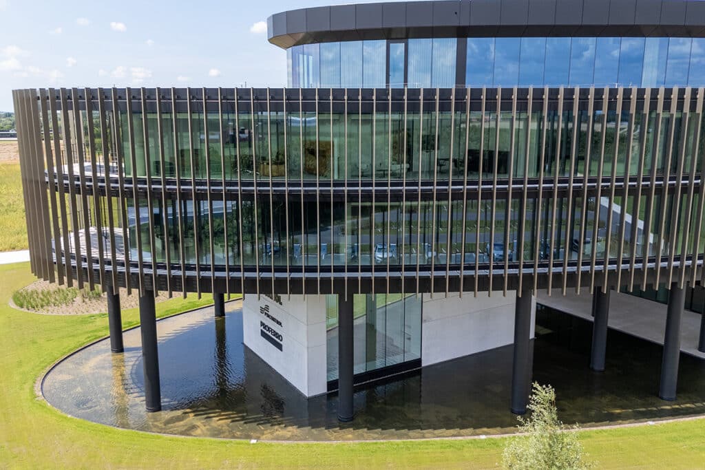 Zonwering accentueert iconische gevel 1