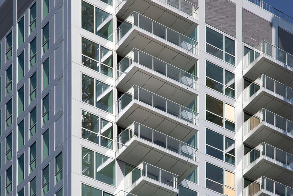 Uitkragende balkons snel en efficiënt verankeren dankzij veelzijdige thermische onderbreking 1