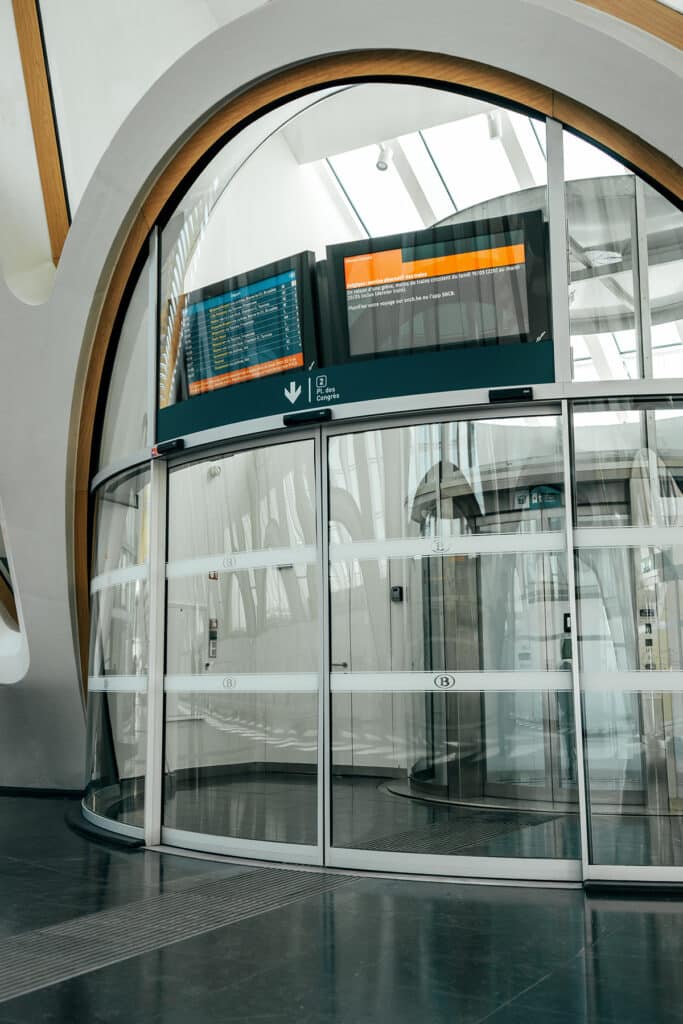 Glasheldere schuif- en draaideuroplossingen voor elke gevel 1