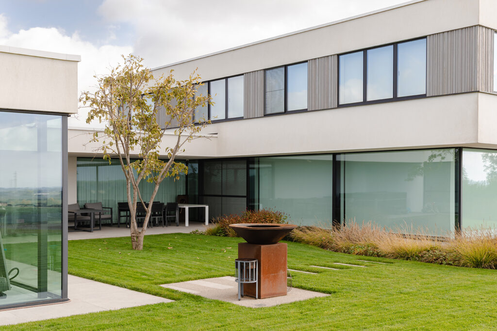 Licht, ruimte en elegantie: ontdek een villa met adembenemende ramen 3