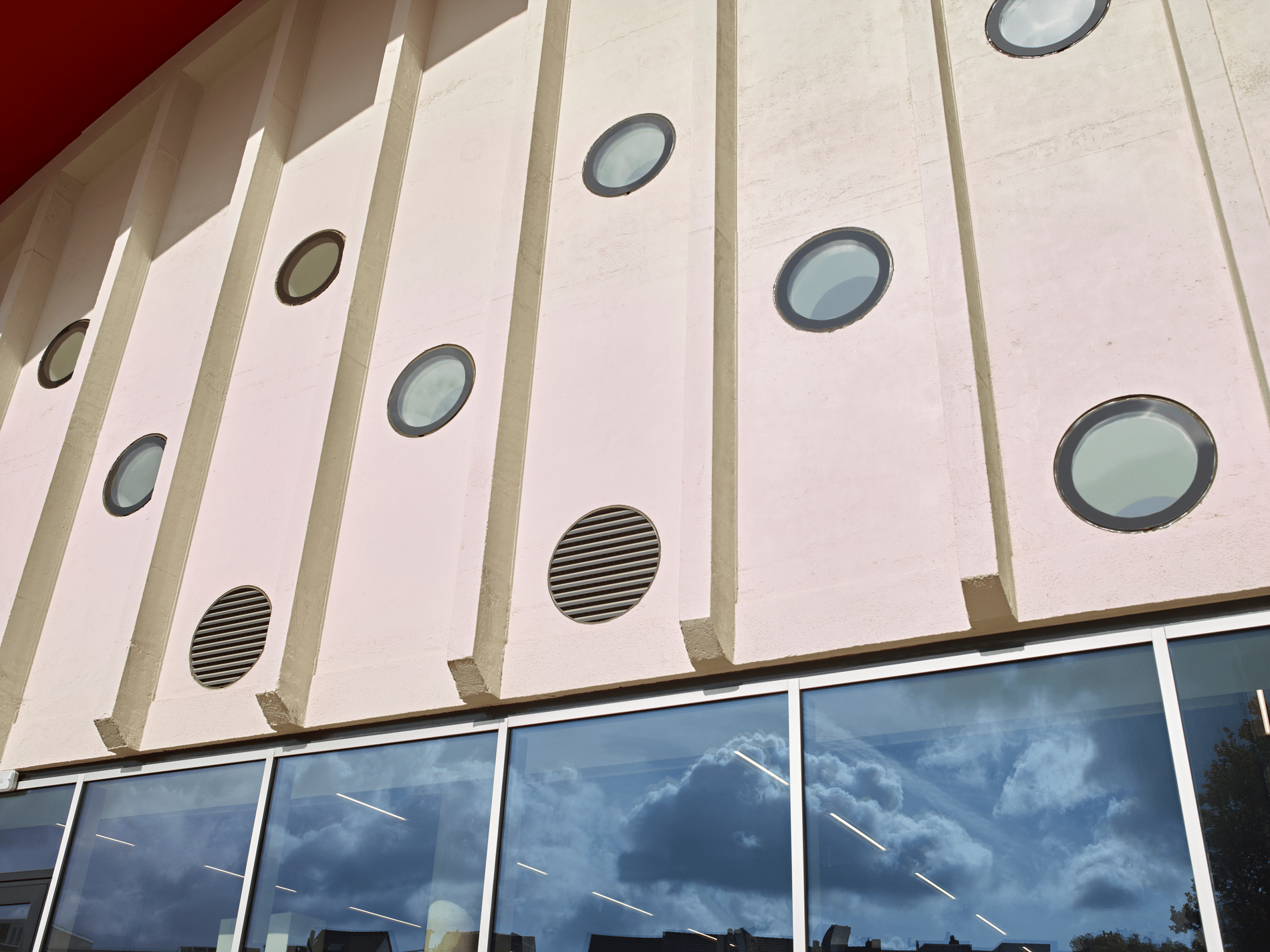 Ronde ventilatieroosters geven hogeschoolcampus unieke identiteit 1