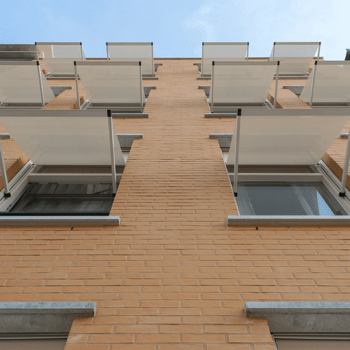 Verticale screens of uitvalschermen: Welke doekzonwering past het best bij jouw project? 1