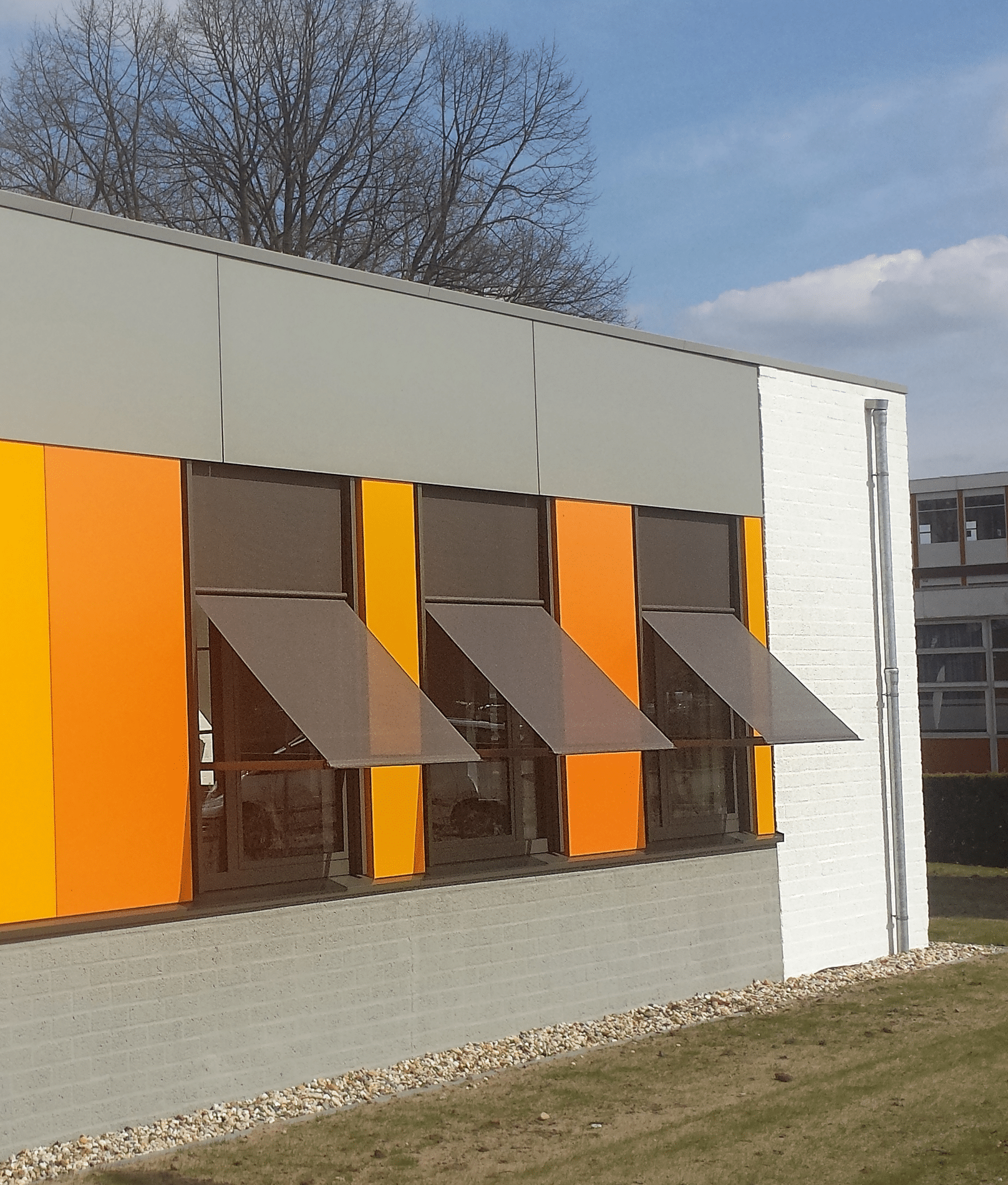 Verticale screens of uitvalschermen: Welke doekzonwering past het best bij jouw project? 2