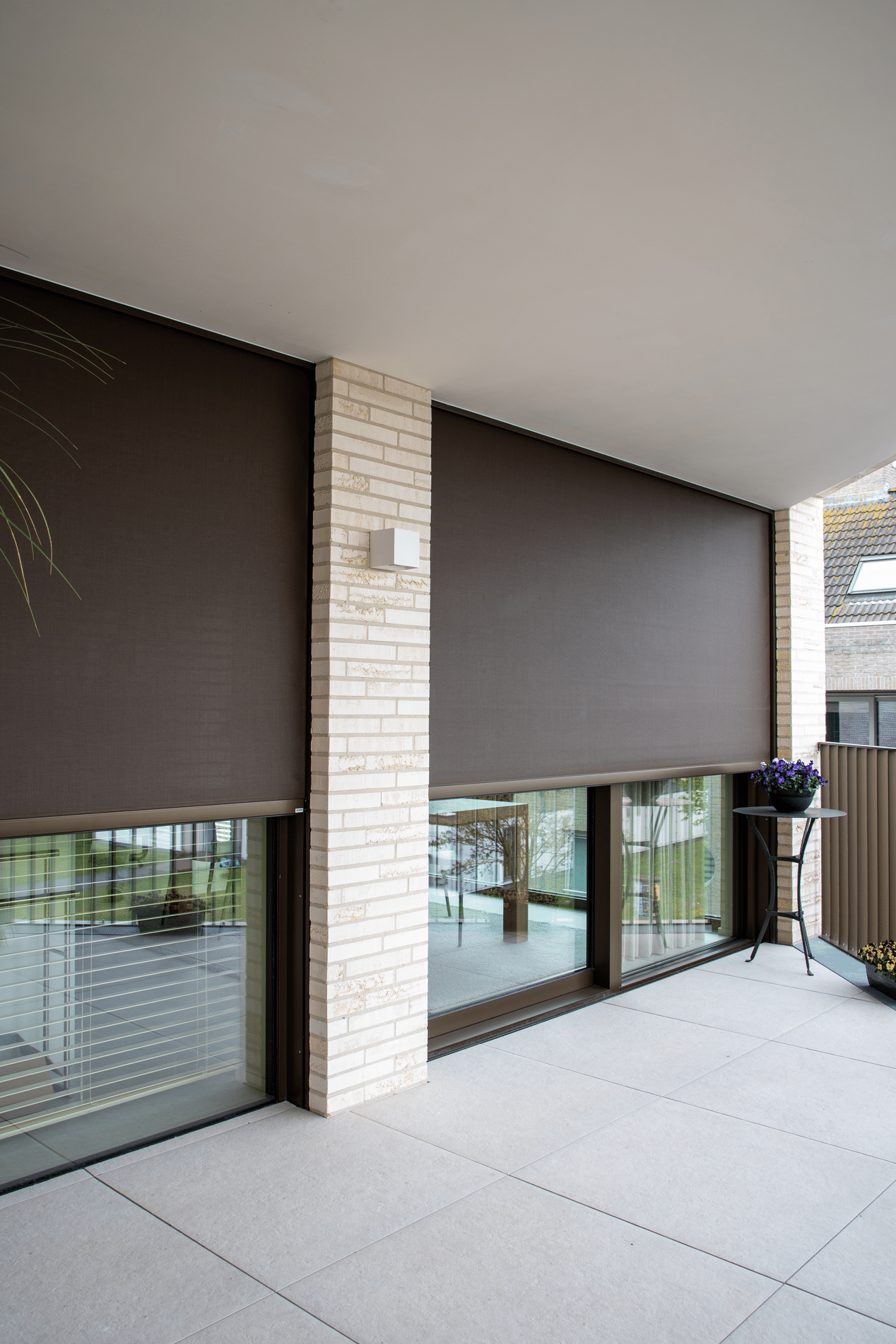 Verticale screens of uitvalschermen: Welke doekzonwering past het best bij jouw project? 4