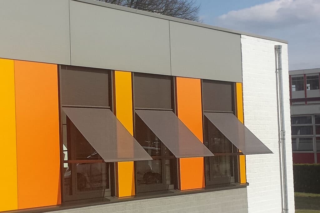 Verticale screens of uitvalschermen: welke doekzonwering past het best bij jouw project? 3