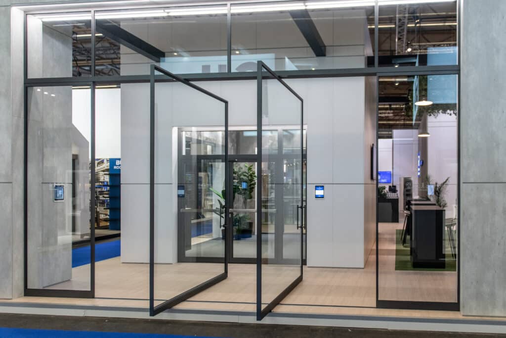 Forster toont ultraslanke pivoterende binnendeur in staal op Architect@Work Brussel 2