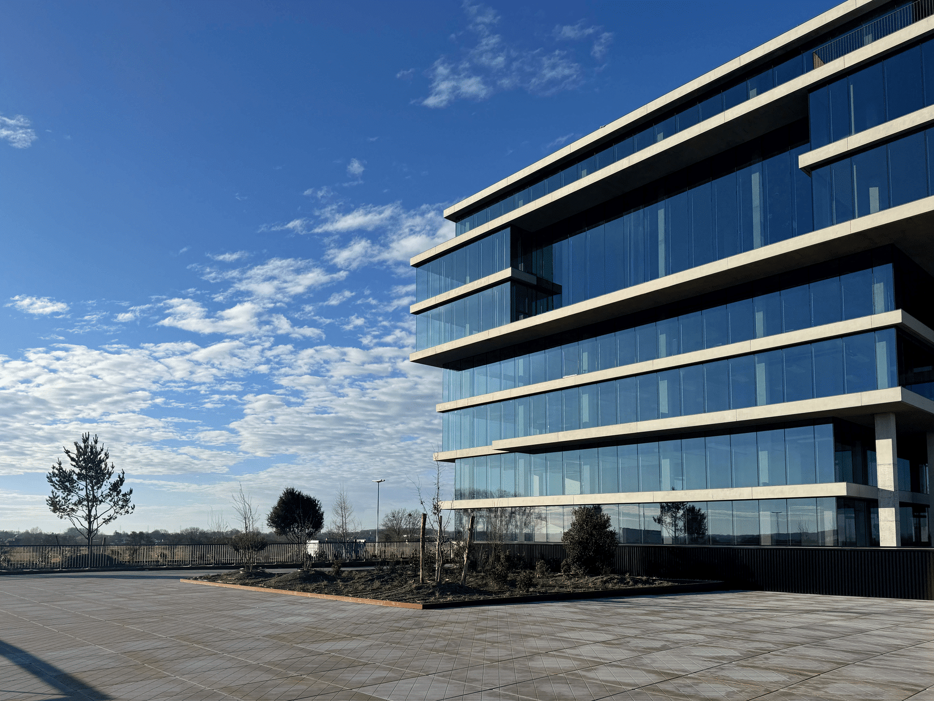 Kantoor- en opslagruimte optimaal verweven in multifunctioneel landmark 8