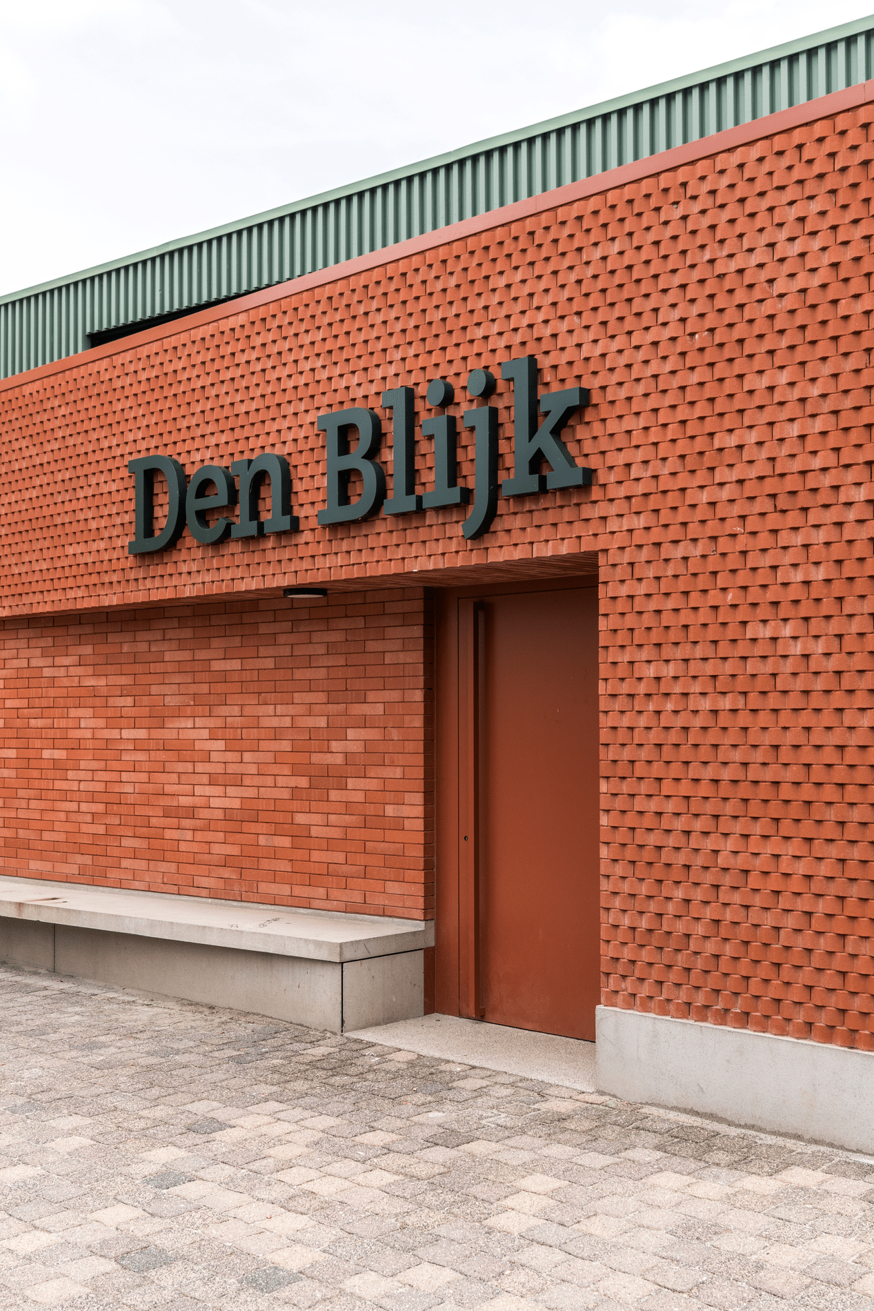 Geschubde gevel siert vernuftig ontworpen vrijetijdscentrum 2