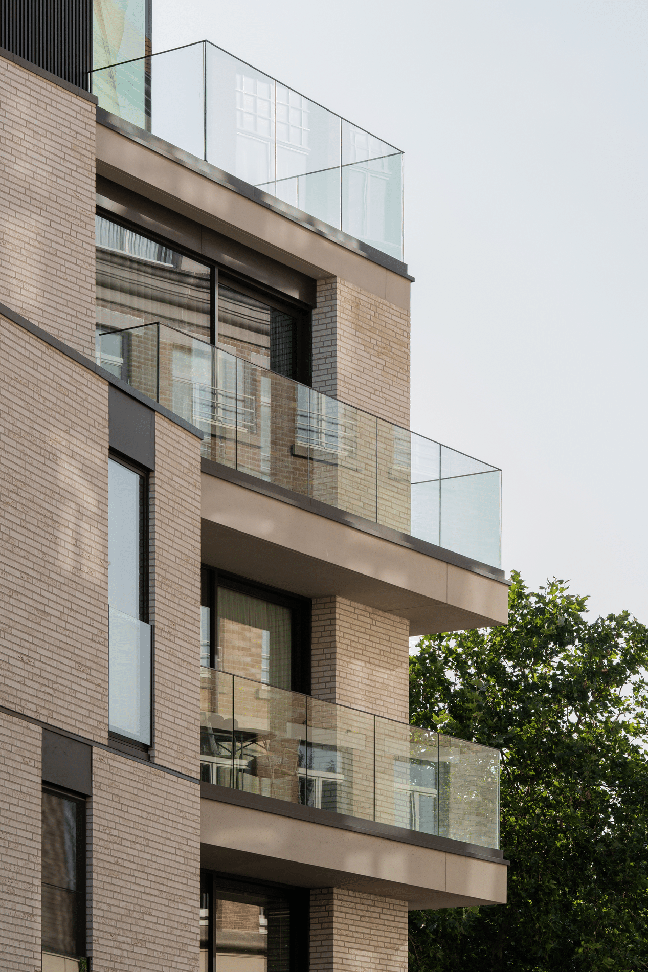 Residentie Florian hertekent bekende hoeklocatie in Knokke 3