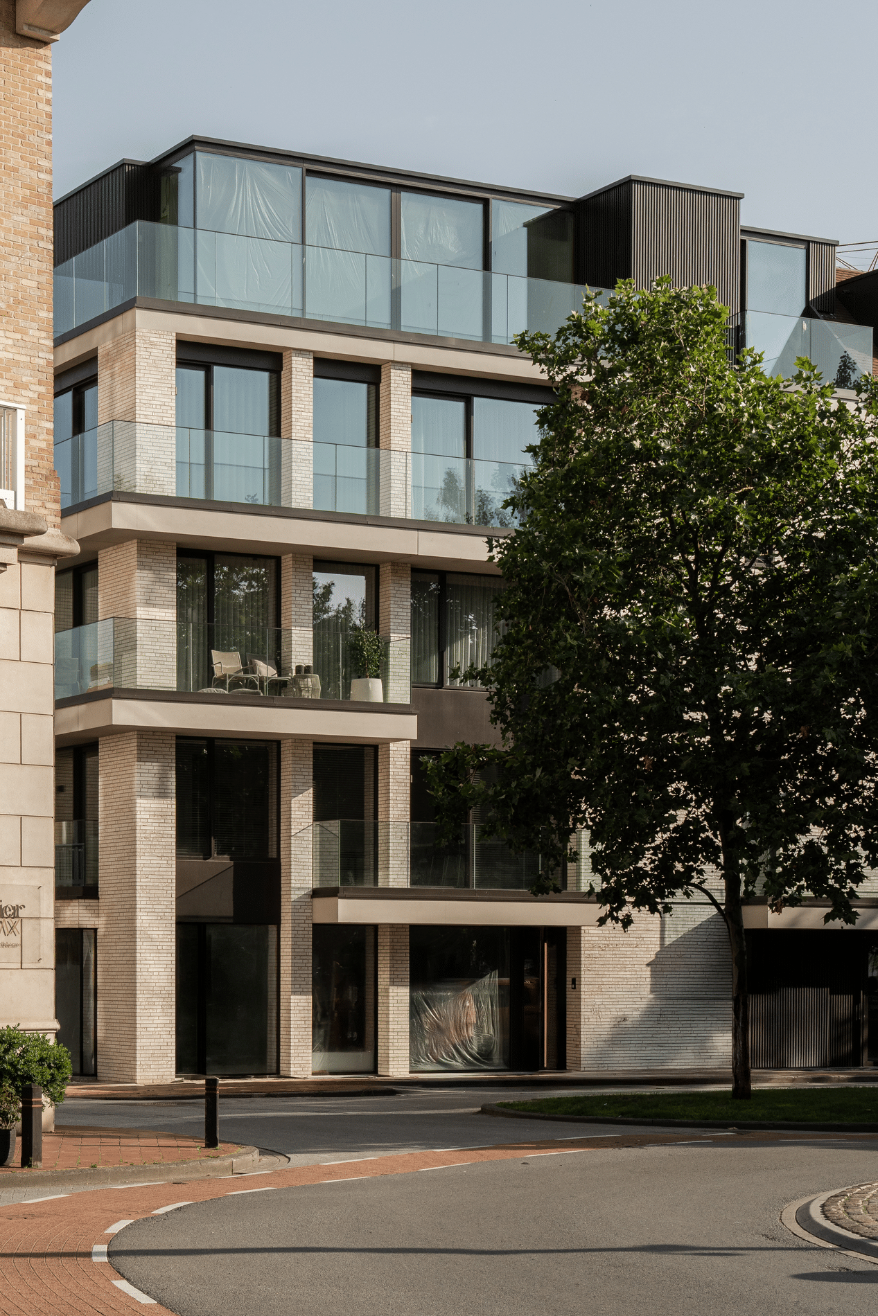 Residentie Florian hertekent bekende hoeklocatie in Knokke 5