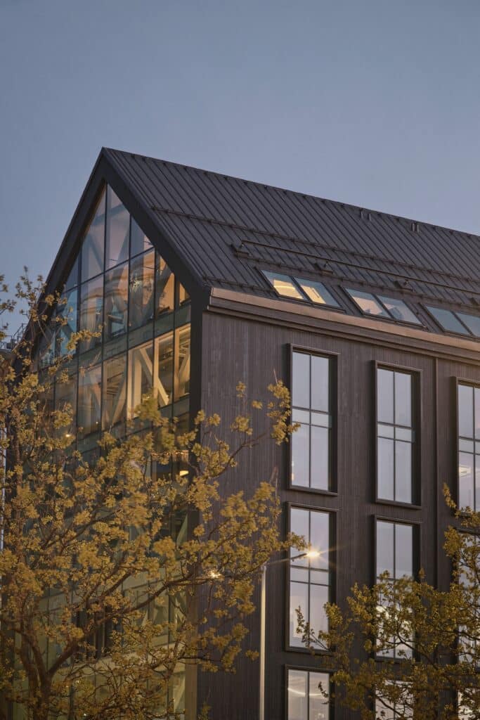 Reynaers Aluminium breidt portfolio uit met TimberWall 50, eerste hybride hout-aluminium vliesgevel 1