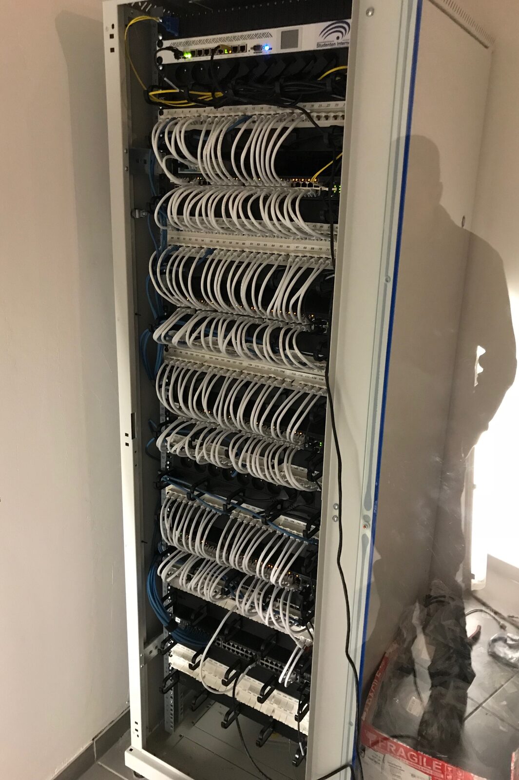 Honderden meters databekabeling komen samen in één centraal digitaal zenuwcentrum.