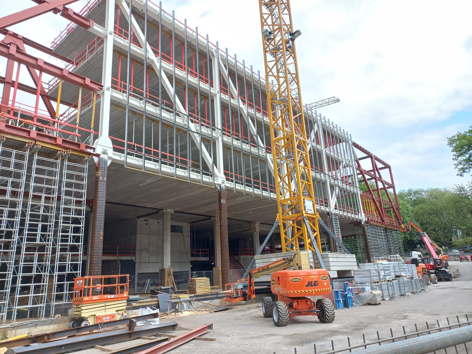 Ingenieuze geveloplossingen op maat van toonaangevend mediacomplex 1