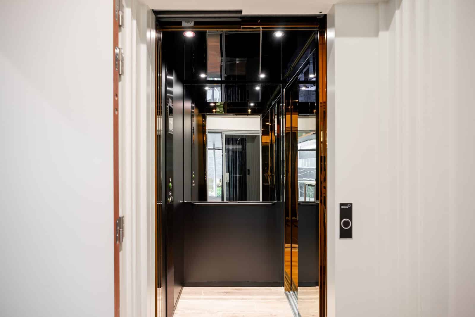 Premium liften op maat van stijlvolle showroom