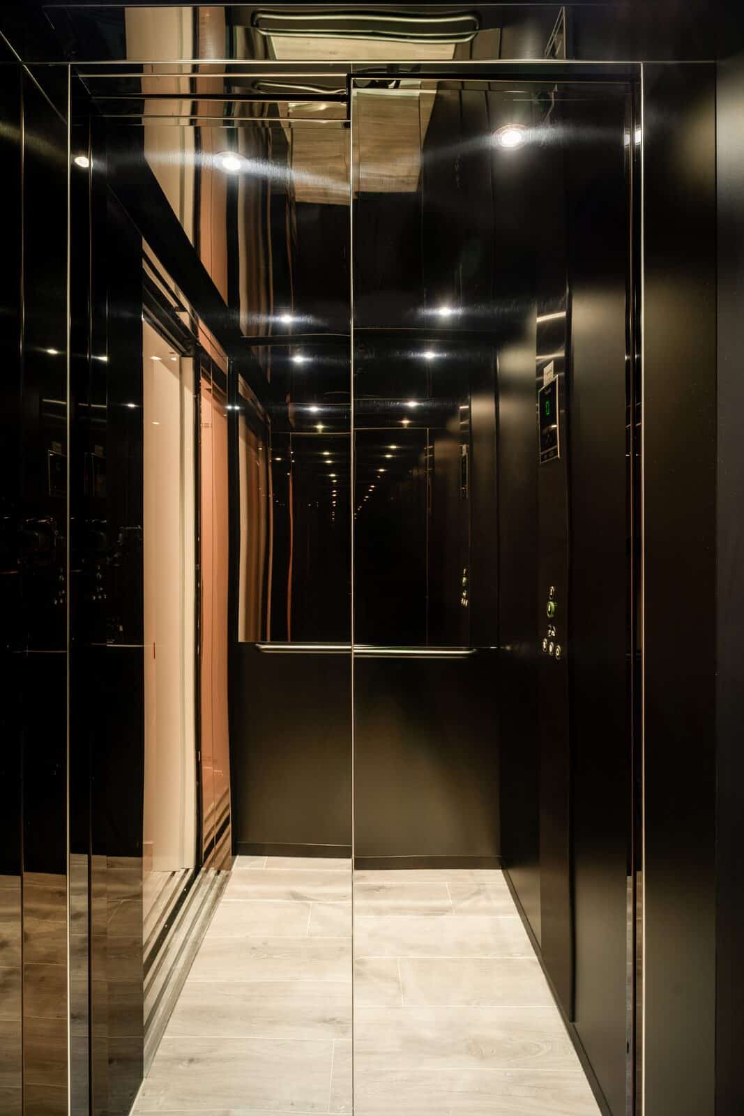 Premium liften op maat van stijlvolle showroom 1
