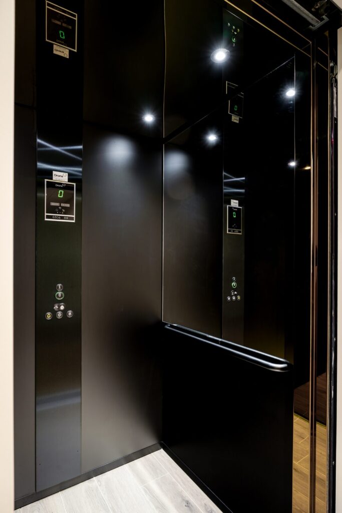 Premium liften op maat van stijlvolle showroom