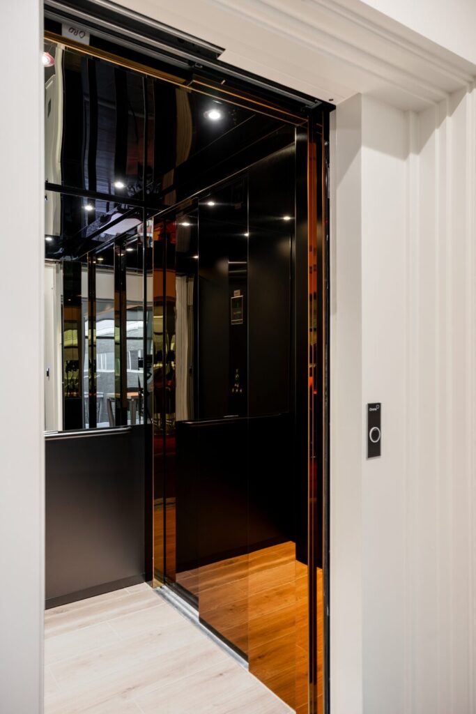 Premium liften op maat van stijlvolle showroom