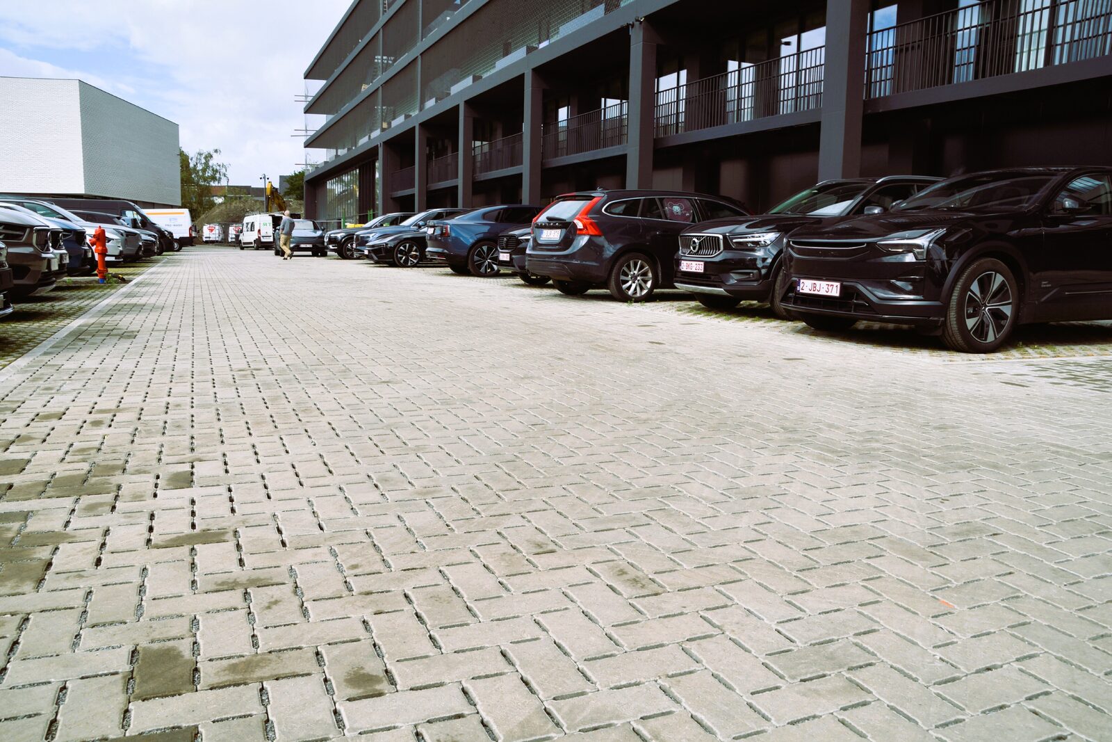 Het parkeerterrein werd aangelegd met waterdoorlatende betonklinkers.